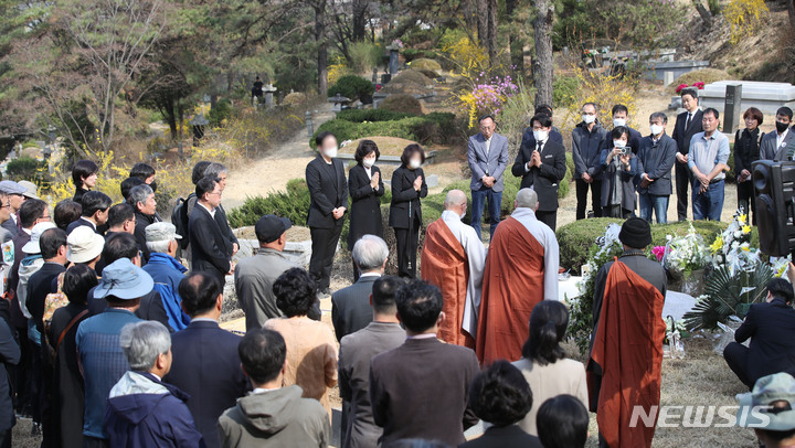 [남양주=뉴시스] 조수정 기자 = 1일 남양주 모란공원 민주열사묘역에서 고(故) 박원순 전 서울시장 묘소 이장 안장식이 부인 강난희(가운데) 여사 등 유족, 추모객들이 참석한 가운데 엄수되고 있다.  2023.04.01.chocrystal@newsis.com