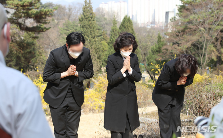 [남양주=뉴시스] 조수정 기자 = 1일 남양주 모란공원 민주열사묘역에서 고(故) 박원순 전 서울시장 묘소 이장 안장식이 부인 강난희(가운데) 여사 등 유족, 추모객들이 참석한 가운데 엄수되고 있다.  2023.04.01.chocrystal@newsis.com