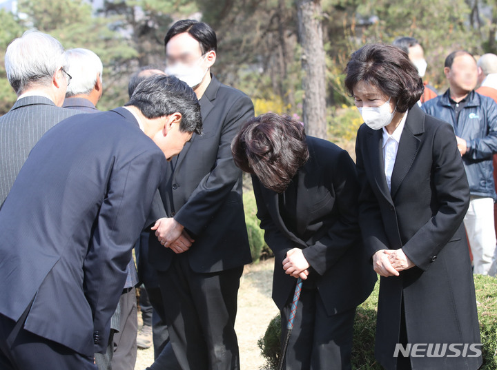 [남양주=뉴시스] 조수정 기자 = 1일 남양주 모란공원 민주열사묘역에서 엄수된 고(故) 박원순 전 서울시장 묘소 이장 안장식에서 부인 강난희 여사 등 유족이 추모객으로 참석한 이종걸 민족화해협력범국민협의회 대표상임의장과 인사하고 있다. 2023.04.01.chocrystal@newsis.com