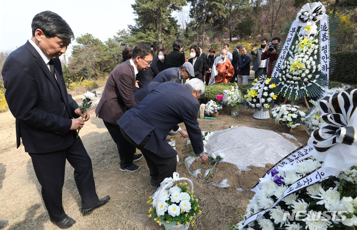 [남양주=뉴시스] 조수정 기자 = 1일 남양주 모란공원 민주열사묘역에서 엄수된 고(故) 박원순 전 서울시장 묘소 이장 안장식에서 이종걸 민족화해협력범국민협의회 대표상임의장 등 추모객들이 헌화하고 있다. 2023.04.01.chocrystal@newsis.com