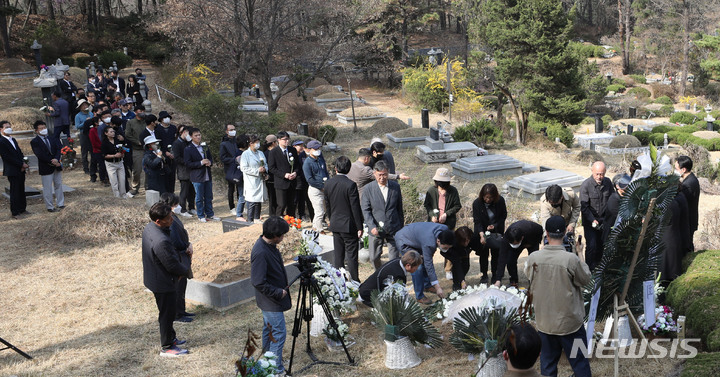 [남양주=뉴시스] 조수정 기자 = 1일 남양주 모란공원 민주열사묘역에서 엄수된 고(故) 박원순 전 서울시장 묘소 이장 안장식에서 추모객들이 참배하고 있다. 2023.04.01.chocrystal@newsis.com