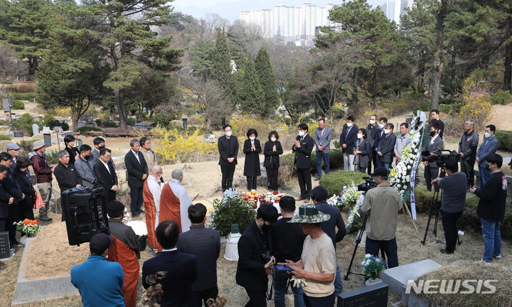 [남양주=뉴시스] 조수정 기자 = 1일 남양주 모란공원 민주열사묘역에서 고(故) 박원순 전 서울시장 묘소 이장 안장식이 부인 강난희(가운데) 여사 등 유족, 추모객들이 참석한 가운데 엄수되고 있다.  2023.04.01.chocrystal@newsis.com