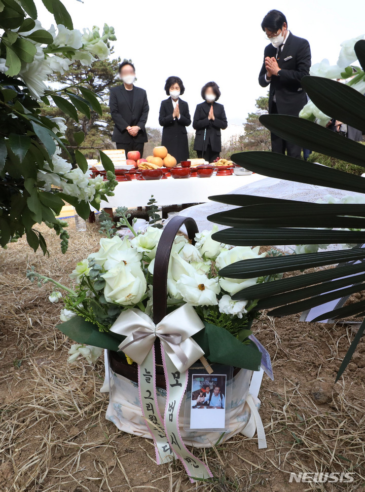 [남양주=뉴시스] 조수정 기자 = 1일 남양주 모란공원 민주열사묘역에서 고(故) 박원순 전 서울시장 묘소 이장 안장식이 부인 강난희(가운데) 여사 등 유족, 추모객들이 참석한 가운데 엄수되고 있다.  2023.04.01.chocrystal@newsis.com