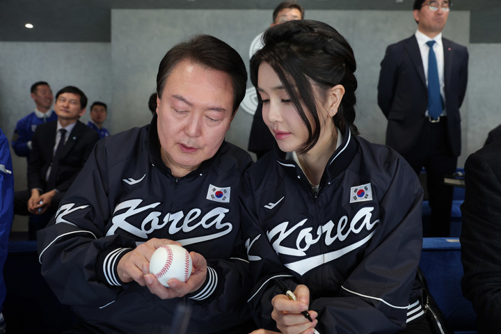 [대구=뉴시스] 윤석열 대통령이 1일 대구 삼성라이온즈파크에서 열린 프로야구 NC 다이노스와 삼성 라이온즈 개막전을 관람하며 시구한 공에 사인하고 있다. (사진=대통령실 제공) 2023.04.01. photo@newsis.com *재판매 및 DB 금지