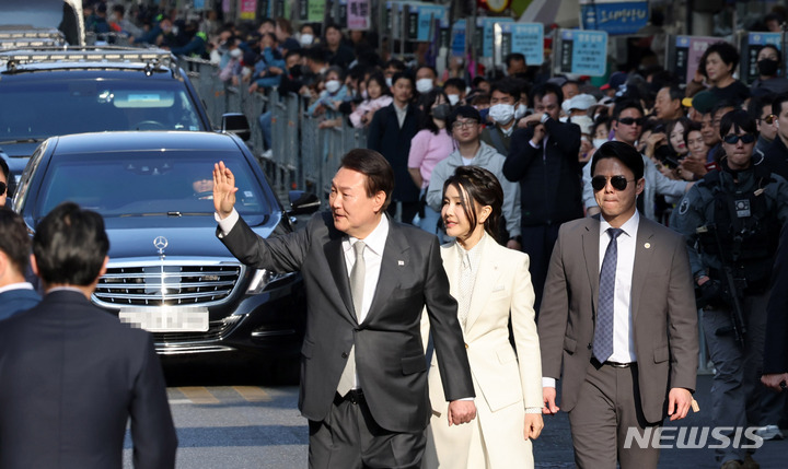 [대구=뉴시스] 전신 기자 = 윤석열 대통령과 부인 김건희 여사가 1일 대구 서문시장에서 열린 '서문시장 100주년 기념식'에 참석하며 시민들과 인사하고 있다. (대통령실통신사진기자단) 2023.04.01. photo1006@newsis.com