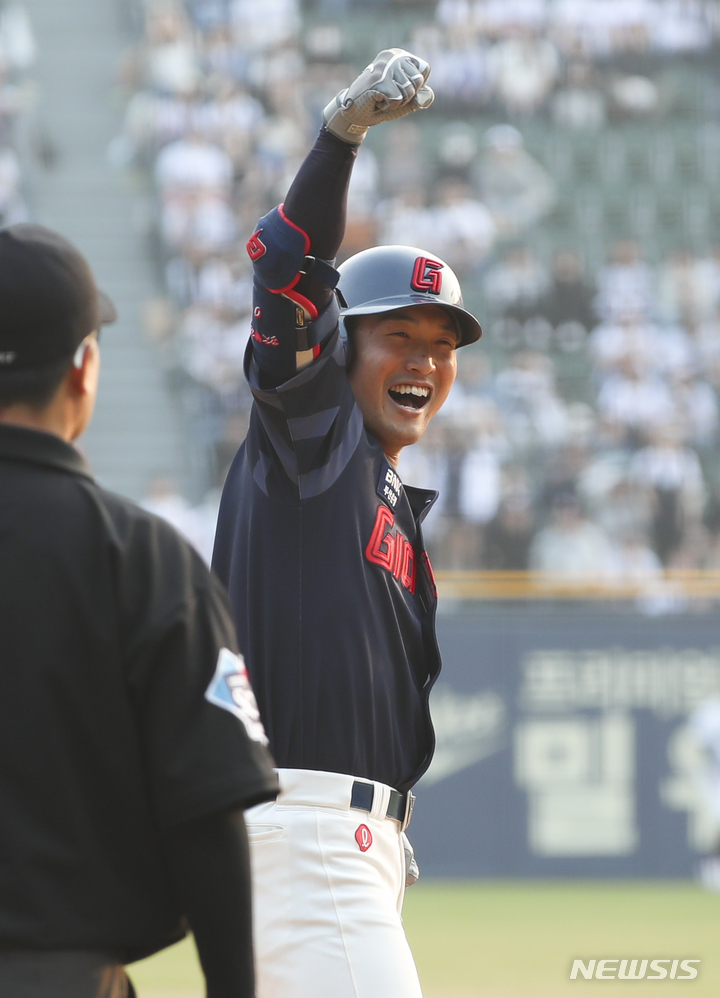 [서울=뉴시스] 김근수 기자 = 1일 오후 서울 송파구 잠실야구장에서 열린 2023 프로야구 개막전 두산 베어스 대 롯데 자이언츠의 경기, 9회 초 롯데 공격, 1사 주자 3루 상황 롯데 안권수가 1타점 동점 3루타를 치고 있다. 2023.04.01. ks@newsis.com