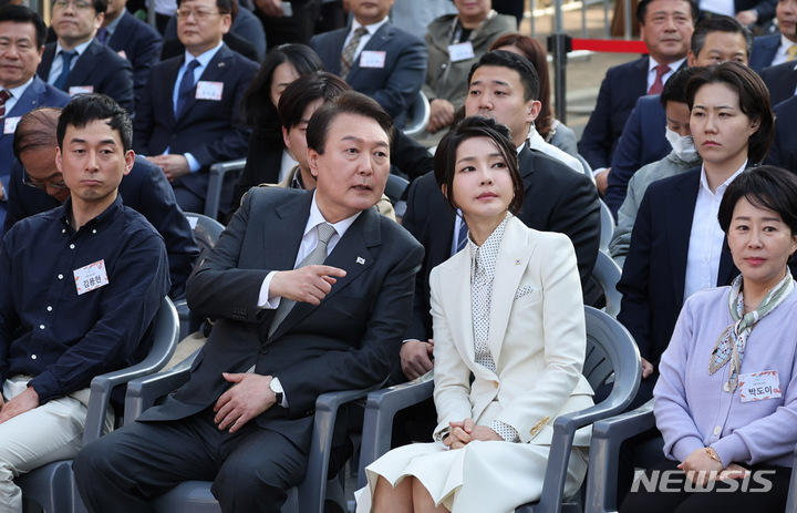 [대구=뉴시스] 전신 기자 = 윤석열 대통령과 부인 김건희 여사가 1일 대구 서문시장에서 열린 '서문시장 100주년 기념식'에 참석해 대화하고 있다. (대통령실통신사진기자단) 2023.04.01. photo1006@newsis.com
