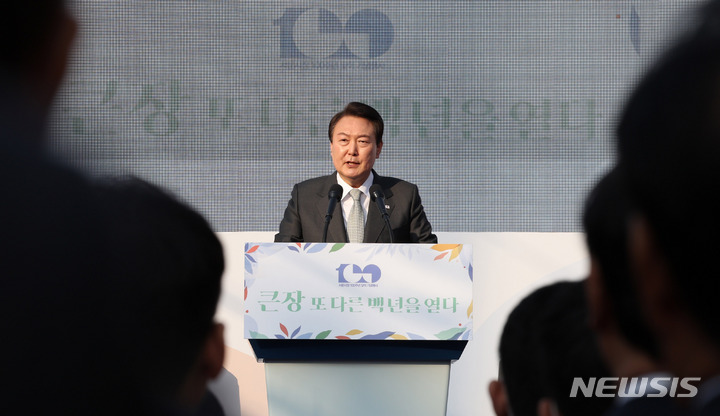 [대구=뉴시스] 전신 기자 = 윤석열 대통령이 1일 대구 서문시장에서 열린 '서문시장 100주년 기념식'에서 축사하고 있다. (대통령실통신사진기자단) 2023.04.01. photo1006@newsis.com