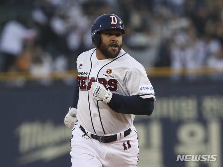 [서울=뉴시스] 김근수 기자 = 1일 오후 서울 송파구 잠실야구장에서 열린 2023 프로야구 개막전 두산 베어스 대 롯데 자이언츠의 경기, 11회 말 두산 공격, 두산 로하스가 끝내기 3점 홈런을 치고 홈으로 들어오고 있다. 2023.04.01. ks@newsis.com