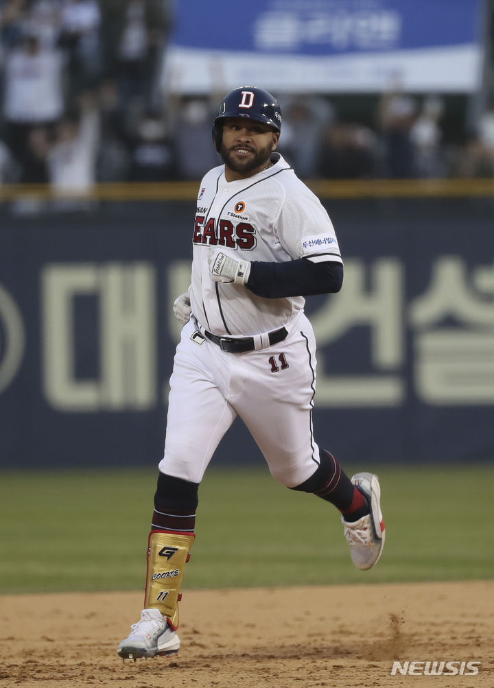 [서울=뉴시스] 김근수 기자 = 1일 오후 서울 송파구 잠실야구장에서 열린 2023 프로야구 개막전 두산 베어스 대 롯데 자이언츠의 경기, 11회 말 두산 공격, 두산 로하스가 끝내기 3점 홈런을 치고 홈으로 들어오고 있다. 2023.04.01. ks@newsis.com