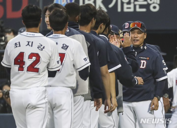 [서울=뉴시스] 김근수 기자 = 1일 오후 서울 송파구 잠실야구장에서 열린 2023 프로야구 개막전 두산 베어스 대 롯데 자이언츠의 경기 두산베어스의 12 대 10으로 승리 후 이승엽 감독이 선수들과 인사를 나누고 있다. 2023.04.01. ks@newsis.com
