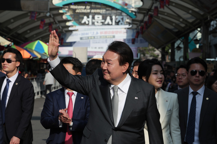 [대구=뉴시스] 윤석열 대통령이 1일 대구 서문시장에서 열린 '서문시장 100주년 기념식'에 참석하며 시민들과 인사하고 있다. (사진=대통령실 제공) 2023.04.01. photo@newsis.com *재판매 및 DB 금지