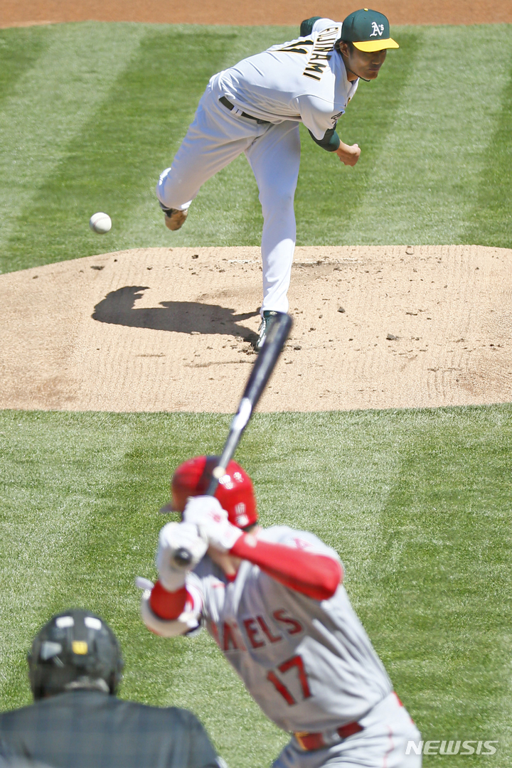 [오클랜드=AP/뉴시스] 오타니 쇼헤이(LA 에인절스)와 후지나미 신타로. 2023.04.01