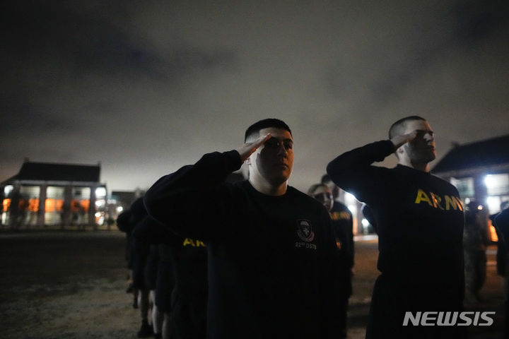  [페예트빌( 미 노스캐롤라이나주)=AP/뉴시스] 2023년 1월 18일 미 동부 페예트빌의 포트 브랙 부대에서 훈련중인 비만 미군들.&nbsp; 미 질병통제예방센터는 미국의 성인 비만률이 정부가 개입해야 할 정도로 해마다 늘어나고 있다며 9월 21일 2020~2023년의 비만률 조사 통계를 발표했다. 2023.09.22.&nbsp; 