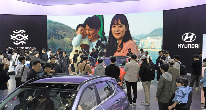 [서울=뉴시스] ‘2023 서울모빌리티쇼’ (3/31~4/9)’에 마련된 현대차 전시관 대형 LED 전광판에 현대차그룹이 부산 시민과 함께 만든 부산세계박람회 유치 홍보 영상 '부산 시민들이 초대합니다'가 상영되고 있다. (사진=현대차 제공) 2023.04.02. photo@newsis.com *재판매 및 DB 금지