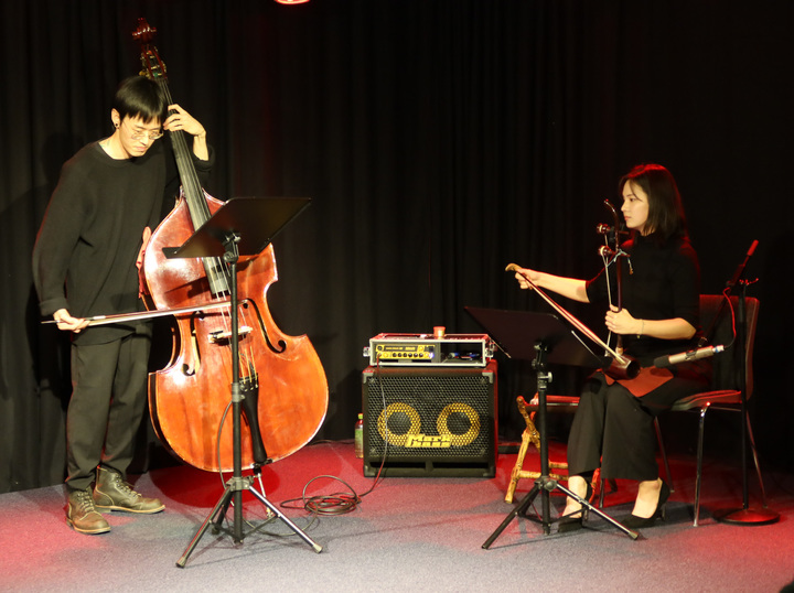 주독일 한국문화원 '무대 2023 – 봄'. 콘트라베이스 연주자 강한과 해금 연주자 고수정. 2023.03.29. (사진=주독일한국문화원 제공) photo@newsis.com *재판매 및 DB 금지