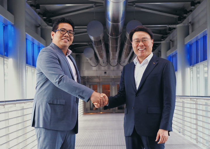 [서울=뉴시스] 최정우 포스코그룹 회장이 말레이시아 쿠알라룸프르서 탱쿠 무함마드 타우픽 페트로나스 CEO와 CCS 등 미래에너지분야 협력체계 구축을 협의하고 페트로나스 타워 스카이브릿지서 기념촬영을 하고 있다. (사진=포스코그룹 제공) 2023.04.02. photo@newsis.com *재판매 및 DB 금지