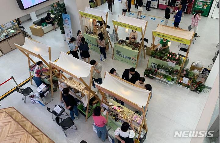 [서울=뉴시스]서울 강남구가 6~7일 구청 로비에서 '사회적경제 마켓 벚꽃 페스타'를 개최한다고 2일 밝혔다. (사진=강남구 제공). 2023.04.02. photo@newsis.com