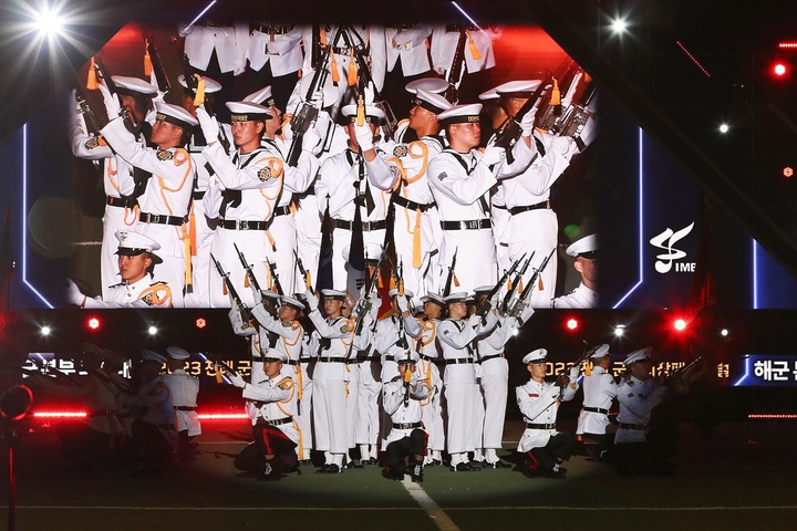 [창원=뉴시스] 강경국 기자 = 제61회 진해군항제의 백미인 2023 진해 군악의장 페스티벌이 지난 31일 경남 창원시 진해구 진해공설운동장에서 개최되고 있다. (사진=창원시청 제공). 2023.04.02. photo@newsis.com *재판매 및 DB 금지