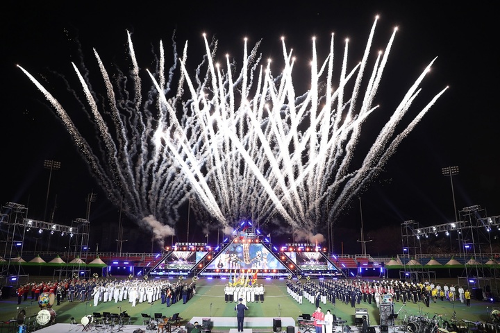 [창원=뉴시스] 강경국 기자 = 제61회 진해군항제의 백미인 2023 진해 군악의장 페스티벌이 지난 31일 경남 창원시 진해구 진해공설운동장에서 개최되고 있다. (사진=창원시청 제공). 2023.04.02. photo@newsis.com *재판매 및 DB 금지