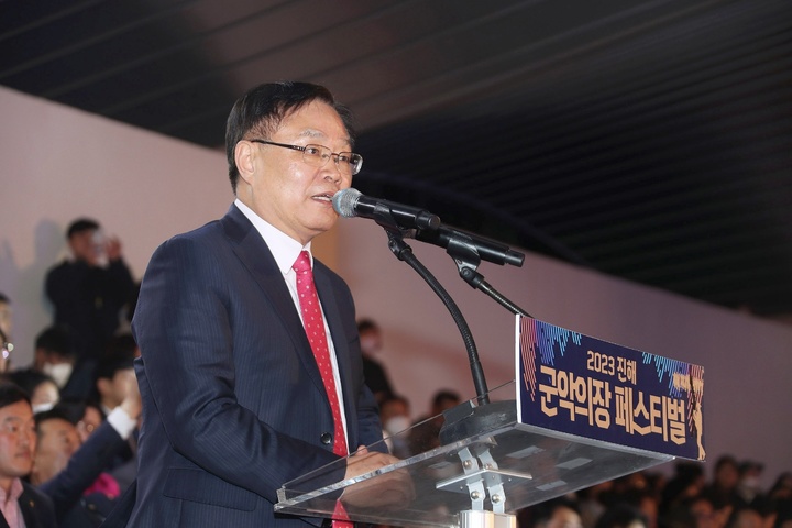 [창원=뉴시스] 강경국 기자 = 제61회 진해군항제의 백미인 2023 진해 군악의장 페스티벌이 지난 31일 경남 창원시 진해구 진해공설운동장에서 개최된 가운데 홍남표 창원시장이 인사말을 하고 있다. (사진=창원시청 제공). 2023.04.02. photo@newsis.com *재판매 및 DB 금지