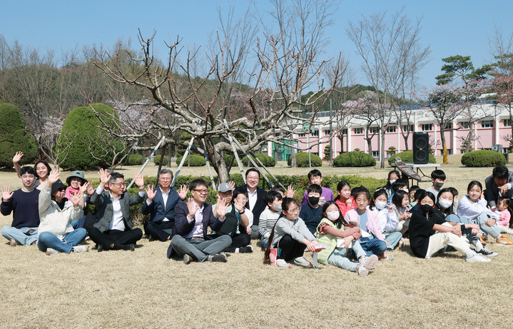 [대전=뉴시스] 조명휘 기자 = 대덕연구개발특구 50주년을 기념해 시민들이 2일 한국표준과학연구원을 탐방하고 뉴턴의 사과나무 아래서 이장우 시장 등과 기념사진을 찍고 있다. (사진= 대전시 제공) 2023.04.02. photo@newsis.com *재판매 및 DB 금지