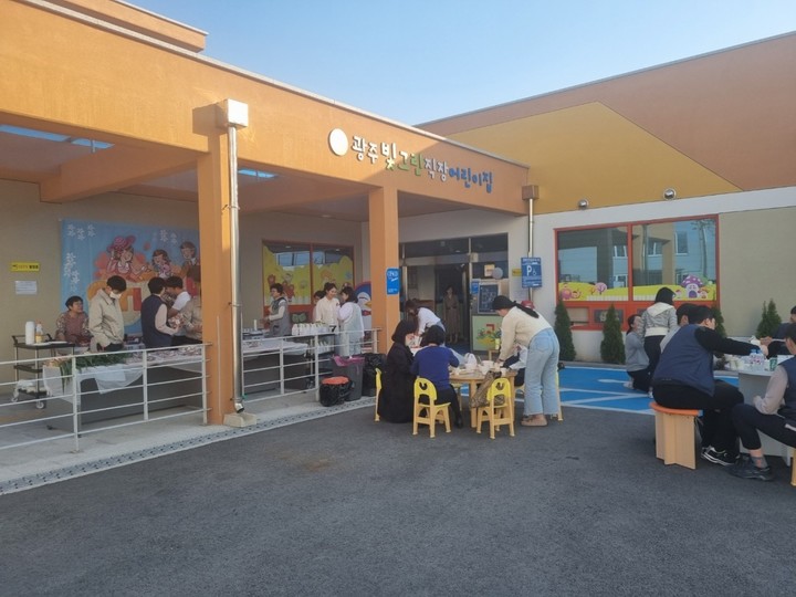 [광주=뉴시스] 이영주 기자 = 광주빛그린직장 어린이집은 지난달 29일 어린이집 앞마당에서 아나바다 장터를 열었다고 2일 밝혔다. (사진 = 광주빛그린직장어린이집 제공) 2023.04.02. photo@newsis.com *재판매 및 DB 금지