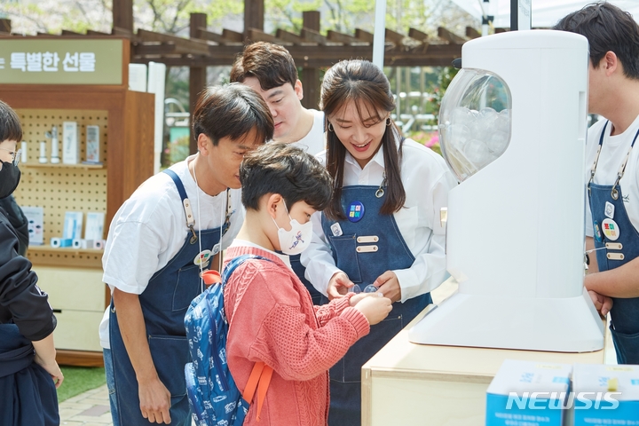 [서울=뉴시스] 엘리베이터TV 기업 포커스미디어코리아 관계자들이 부산LG메트로시티에서 '포미데이'를 진행하는 모습. 