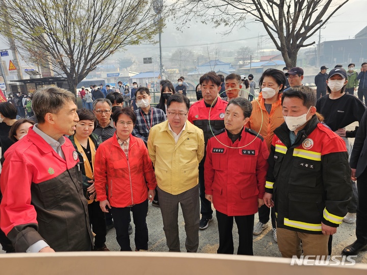 [금산=뉴시스] 김양수 기자 = 2일 남성현 산림청장(녹색 원안)이 이날 오후 3시를 기해 '산불 1단계'가 발령된 충남 금산 산불현장을 찾아 산불진화상황을 점검하고 있다.(사진=산림청 제공). 2023.04.02. photo@newsis.com *재판매 및 DB 금지