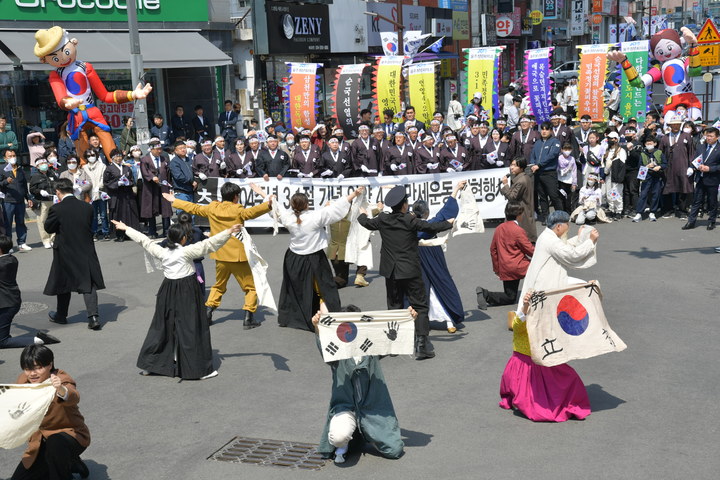 [울산=뉴시스] 유재형 기자 = 울산 울주군은 2일 언양읍 행정복지센터에서 울주청년회의소(회장 김관호) 주관으로 제104주년 기념 언양 4.2만세운동 재현행사를 열었다. 2023.04.02. (사진= 울주군 제공)photo@newsis.com *재판매 및 DB 금지
