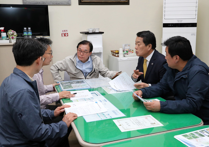 [울산=뉴시스]2일 이채익 국회의원(울산 남구갑)과 서동욱 울산 남구청장, 안대룡 시의원 등이 남구 삼호동 행정복지센터 회의실에서 점골저수지 우수유출저감시설 설치 공모사업 선정 방안 등을 놓고 논의하고 있다. (사진=울산 남구 제공) 2023.04.02. photo@newsis.com *재판매 및 DB 금지