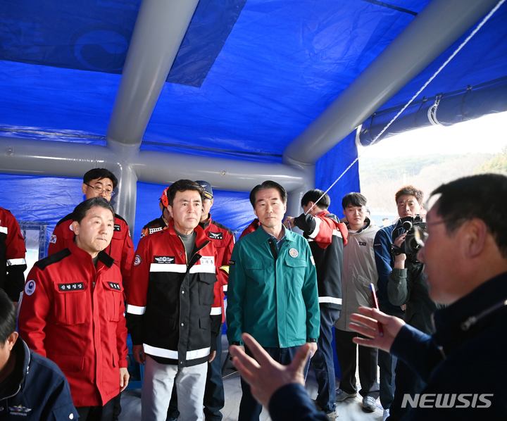 [세종=뉴시스] 김성호 행정안전부 재난안전관리본부장이 2일 오후 충남 홍성군 서부면 산불 현장을 방문해 산불 진화 관계기관 대책회의를 주재하고 있다. (사진= 행정안전부 제공)