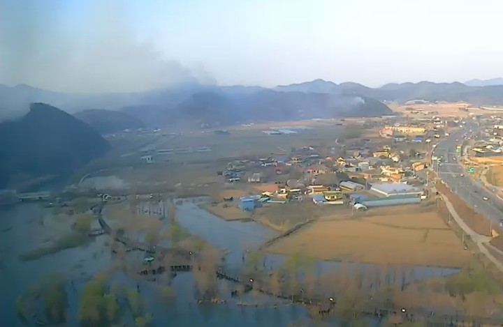 충남 보령시 청라면 내현리 산불 모습.(사진=산림청 제공) *재판매 및 DB 금지