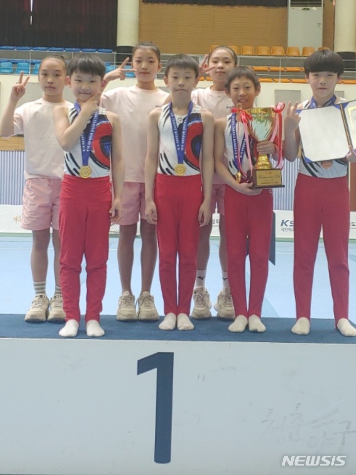 기계체조 초등부 단체우승의 영화초교 선수들. (사진제공=경기도체조협회)