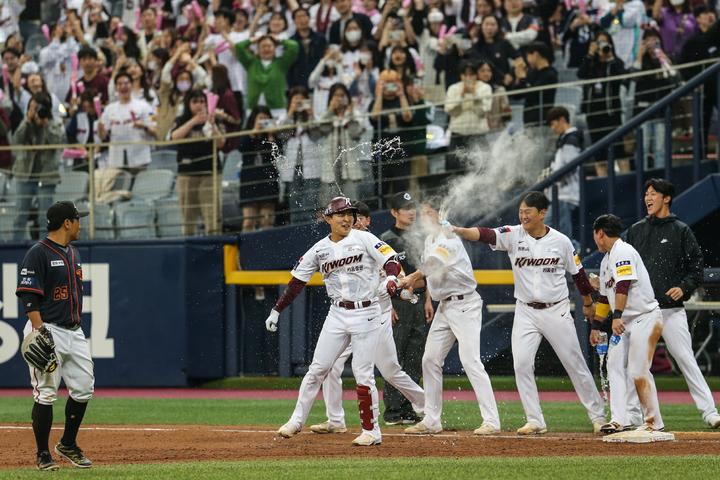 [서울=뉴시스] 2일 고척스카이돔에서 열린 한화 이글스와의 경기에서 끝내기 승리를 거둔 키움 히어로즈. (사진 = 키움 히어로즈 제공) *재판매 및 DB 금지
