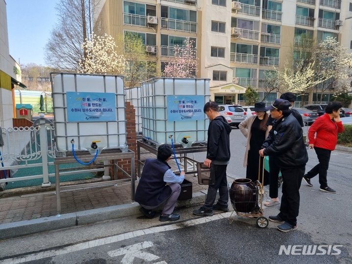 휴일 단수 사고 발생 아파트단지에 비상 급수를 하는 모습. (사진제공=수원시)