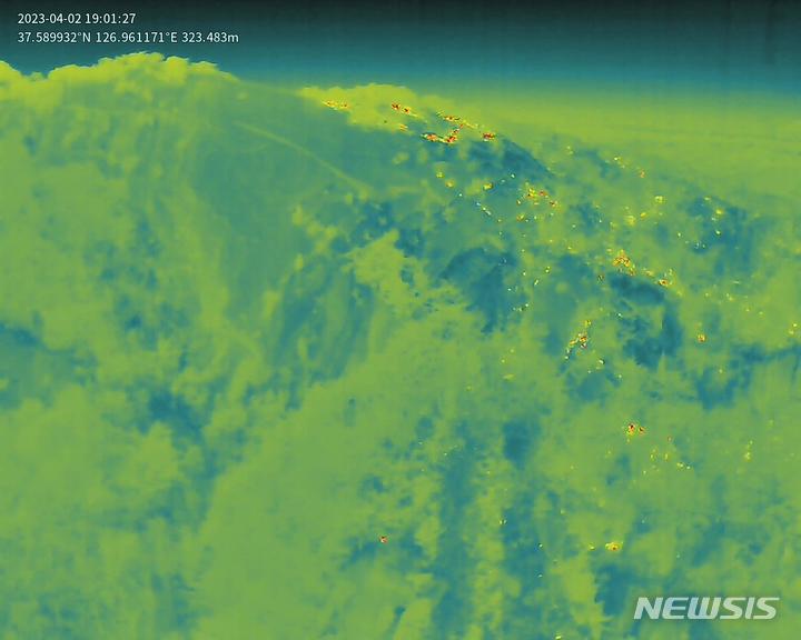 [서울=뉴시스]서울시가 2일 종로구 부암동 인왕산에 발생한 화재의 잔불 작업을 완료하기 위해 야간 드론을 투입한다고 밝혔다. (사진=서울시 제공). 2023.04.02. photo@newsis.com