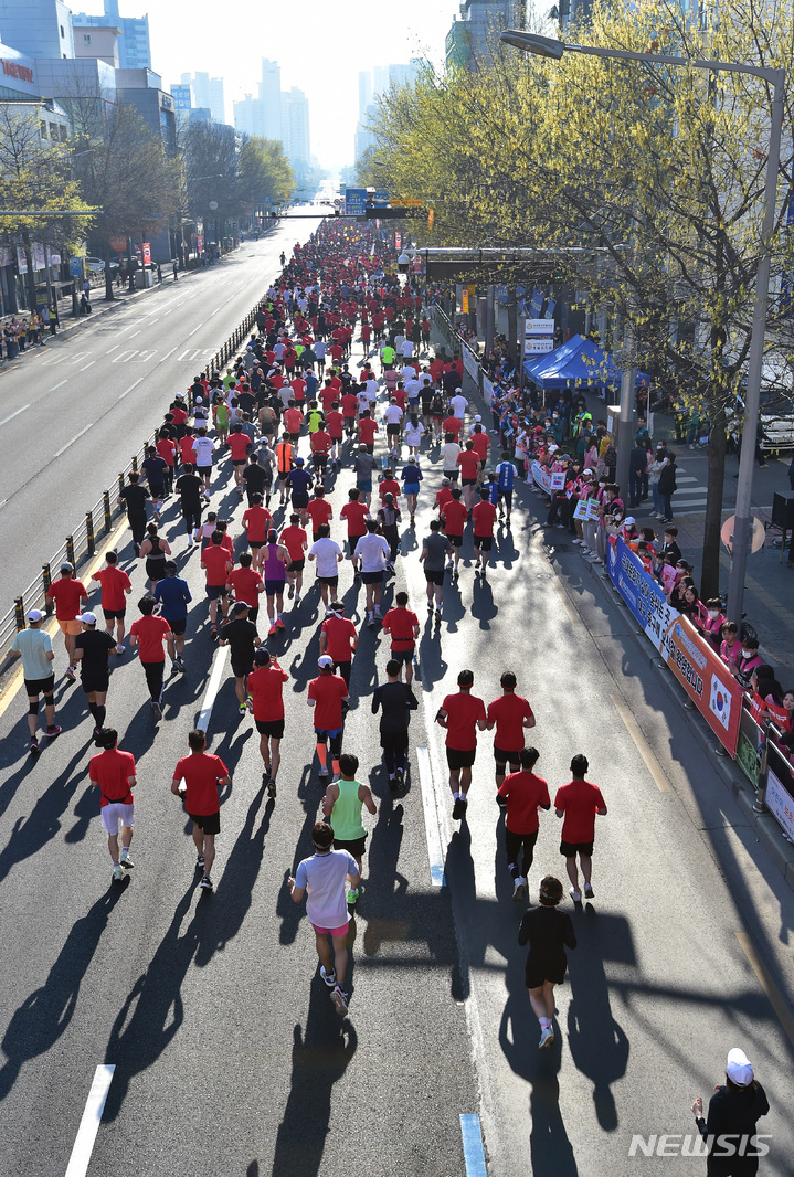[대구=뉴시스] 이무열 기자 = 2023 대구국제마라톤대회가 열린 2일 오전 대구 중구 동인동 국채보상운동 기념공원에서 마스터즈 10km 종목에 출전한 선수들이 마라톤 코스를 힘차게 달리고 있다. 2023.04.02. lmy@newsis.com