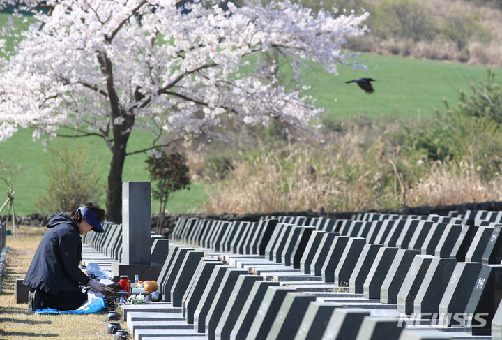 [제주=뉴시스] 우장호 기자 = 제75주년 제주4·3 추념일을 하루 앞둔 2일 오전 제주시 봉개동 제주4·3평화공원 행방불명인 표지에 유족들의 참배 발걸음이 이어지고 있다. 2023.04.02. woo1223@newsis.com