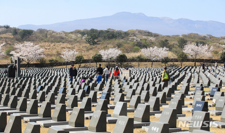 [제주=뉴시스] 우장호 기자 = 제75주년 제주4·3 추념일을 하루 앞둔 2일 오전 제주시 봉개동 제주4·3평화공원 행방불명인 표지에 유족들의 참배 발걸음이 이어지고 있다. 2023.04.02. woo1223@newsis.com