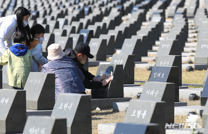 [제주=뉴시스] 우장호 기자 = 제75주년 제주4·3 추념일을 하루 앞둔 2일 오전 제주시 봉개동 제주4·3평화공원 행방불명인 표지를 찾은 한 유족이 표지를 정성스럽게 닦고 있다. 2023.04.02. woo1223@newsis.com