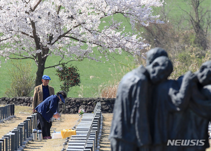 [제주=뉴시스] 우장호 기자 = 제75주년 제주4·3 추념일을 하루 앞둔 2일 오전 제주시 봉개동 제주4·3평화공원 행방불명인 표지에 유족들의 참배 발걸음이 이어지고 있다. 2023.04.02. woo1223@newsis.com