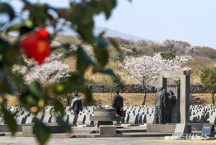 [제주=뉴시스] 우장호 기자 = 제75주년 제주4·3 추념일을 하루 앞둔 2일 오전 제주시 봉개동 제주4·3평화공원 행방불명인 표지에 유족들의 참배 발걸음이 이어지고 있다. 2023.04.02. woo1223@newsis.com