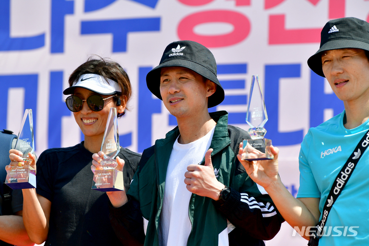 [나주=뉴시스] 이영주 기자 = 2일 오전 전남 나주시 나주종합스포츠파크에서 열린 뉴시스 광주전남본부 주최·나주 마라톤동호회 주관 '제9회 나주영산강마라톤대회', 풀코스 1위 마성민(40·사진 가운데)씨가 동료들과 기념촬영을 하고 있다. 2023.04.02. leeyj2578@newsis.com