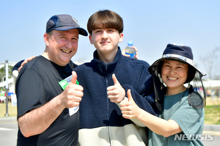 [나주=뉴시스] 이영주 기자 = 브라운 앨런(50·사진 왼쪽)씨가 2일 오후 제9회 나주영산강마라톤대회에서 하프코스를 완주한 뒤 인터뷰하고 있다. 2023.04.02. leeyj2578@newsis.com