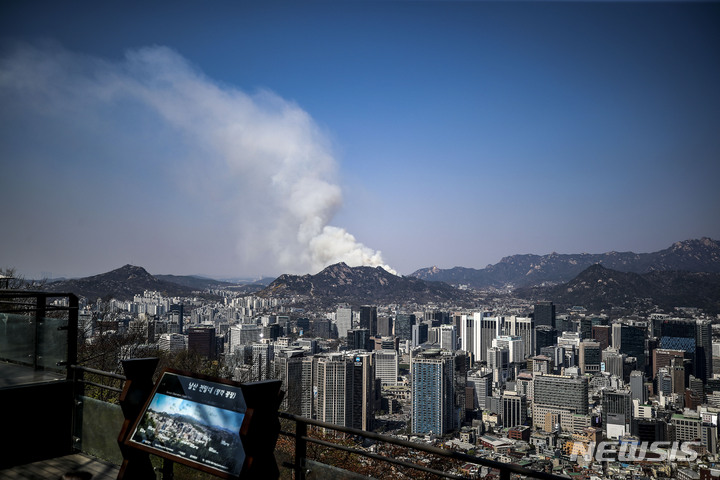 [서울=뉴시스] 정병혁 기자 = 2일 오전 11시 54분쯤 서울 종로구 인왕산에서 화재가 발생해 연기 피어오르고 있다. 소방당국은 장비 22대와 인력 69명을 투입해 진화 작업을 벌이고 있다. 2023.04.02. jhope@newsis.com