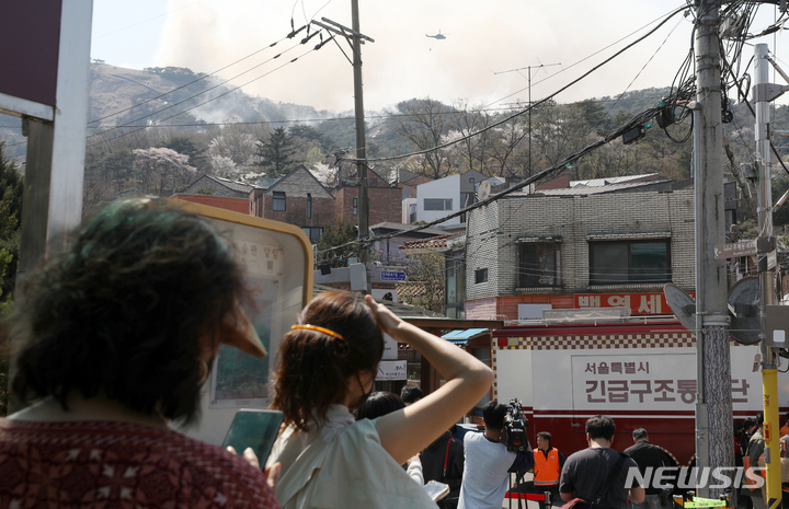 [서울=뉴시스] 조성우 기자 = 2일 오전 화재가 발생한 서울 종로구 인왕산에서 소방당국이 화재 진화 작업을 벌이고 있다. 2023.04.02. xconfind@newsis.com