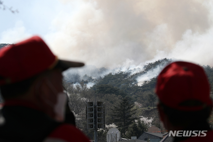 [서울=뉴시스] 조성우 기자 = 2일 오전 화재가 발생한 서울 종로구 인왕산에서 소방당국이 화재 진화 작업을 벌이고 있다. 2023.04.02. xconfind@newsis.com