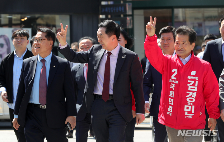 [전주=뉴시스] 김얼 기자 = 김기현 국민의힘 당대표가 2일 전북 전주시 서부시장에서 전주을 국회의원 재선거에 출마한 국민의힘 김경민 후보 지원 유세에 나서 유권자들에게 인사하고 있다. 2023.04.02. pmkeul@nwsis.com