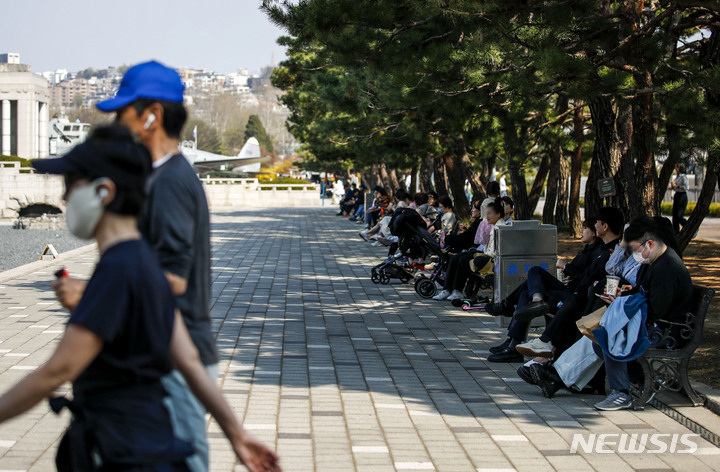 [서울=뉴시스] 정병혁 기자 = 전국이 한낮에 초여름 날씨를 보인 2일 오후 서울 용산구 전쟁기념관을 찾은 시민들이 그늘에서 휴식을 취하고 있다. 2023.04.02. jhope@newsis.com